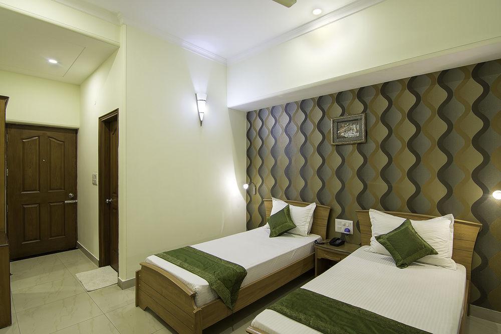 Treebo Palm Tree Palam Vihar Hotel Gurgaon Buitenkant foto